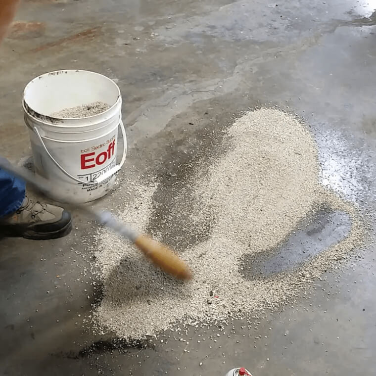 Get An Oil Spill Under Control With Cat Litter